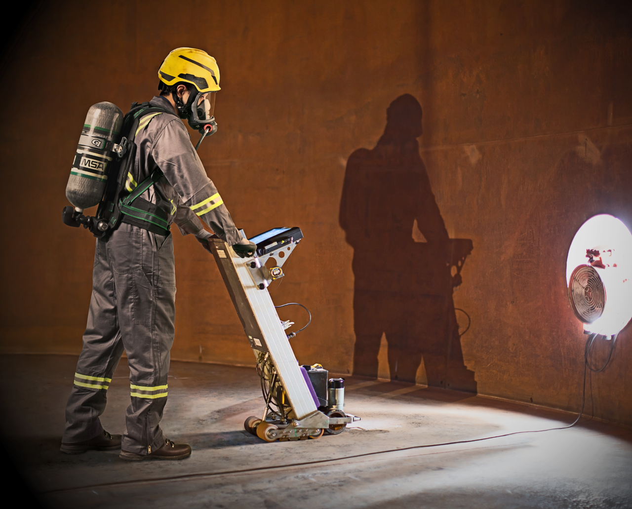 Trabalhador utilizando equipamento de respiração autônomo para realizar seu trabalho