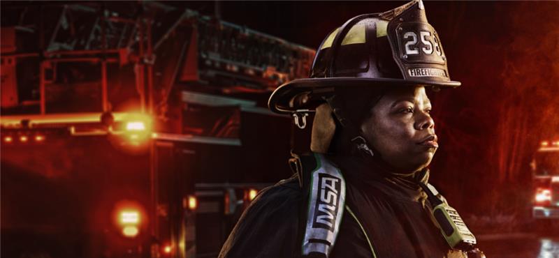 Bombero utilizando casco Cairns contra incendios 1836