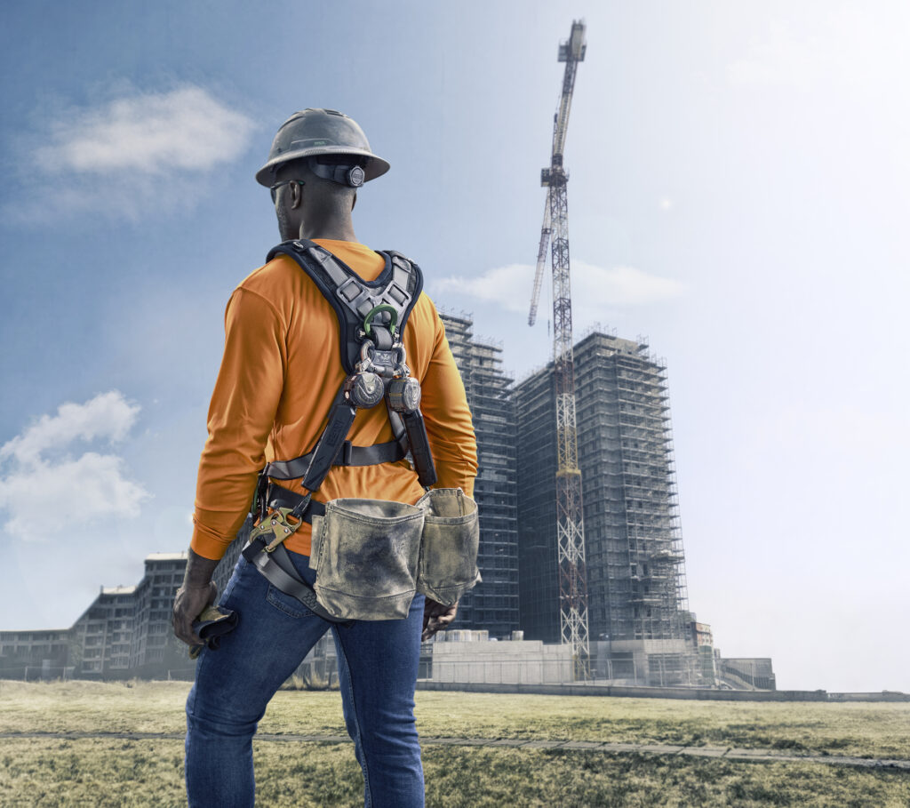 Colaborador utilizando um cinto-paraquedista de segurança certificado da MSA